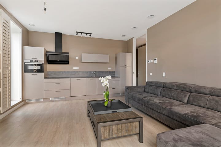 Foto 8 van Mies van der Rohestraat 113