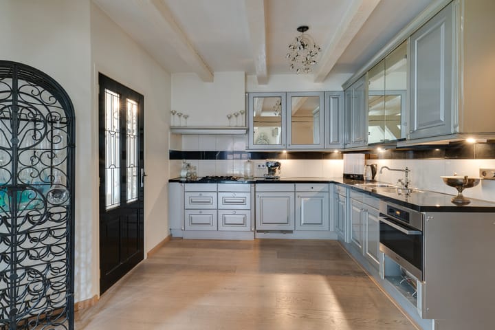 Photo 10 of Sint Annastraat 4-A