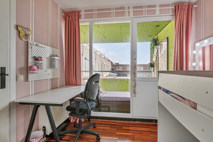 Photo 21 of Carry van Bruggenhof 100