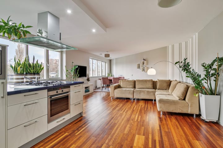 Photo 1 of Carry van Bruggenhof 100