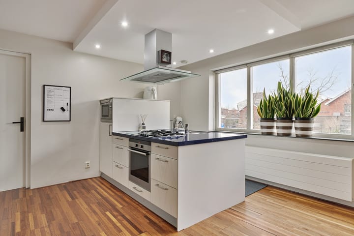 Photo 11 of Carry van Bruggenhof 100