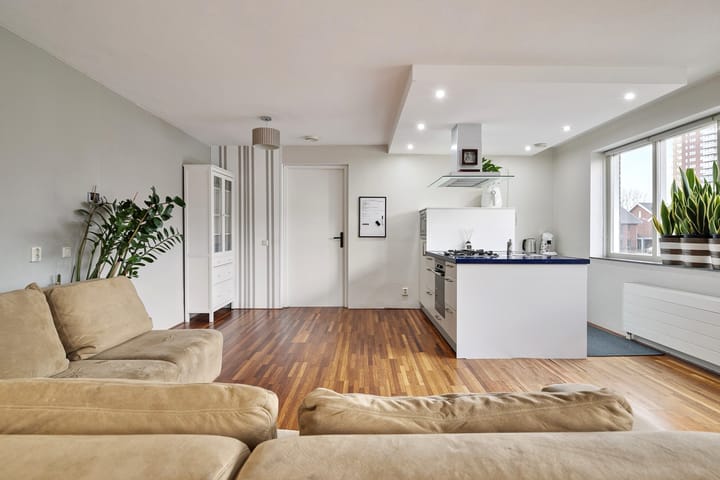 Photo 7 of Carry van Bruggenhof 100