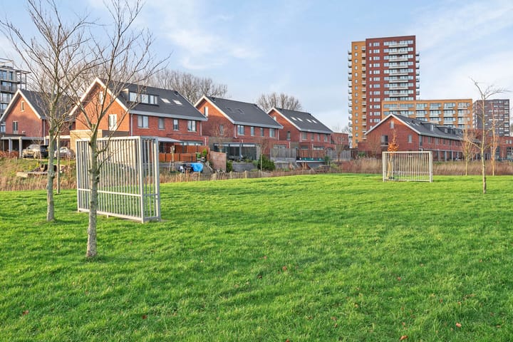 Photo 34 of Carry van Bruggenhof 100