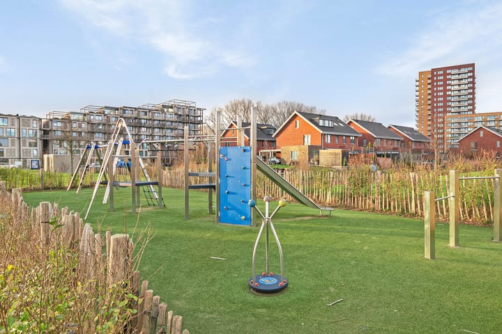 Photo 35 of Carry van Bruggenhof 100