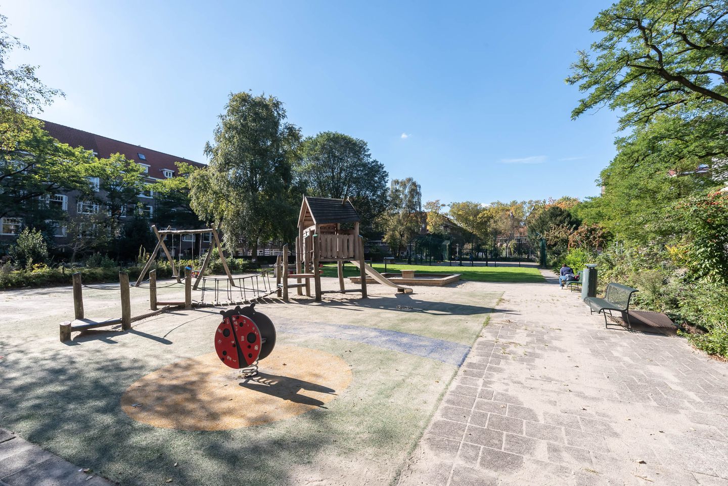 Foto 44 van Van Tuyll van Serooskerkenplein 34-3