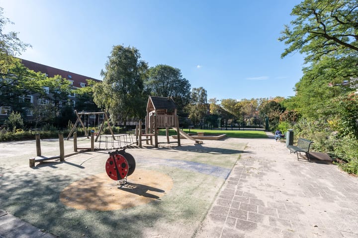 Foto 44 van Van Tuyll van Serooskerkenplein 34-3