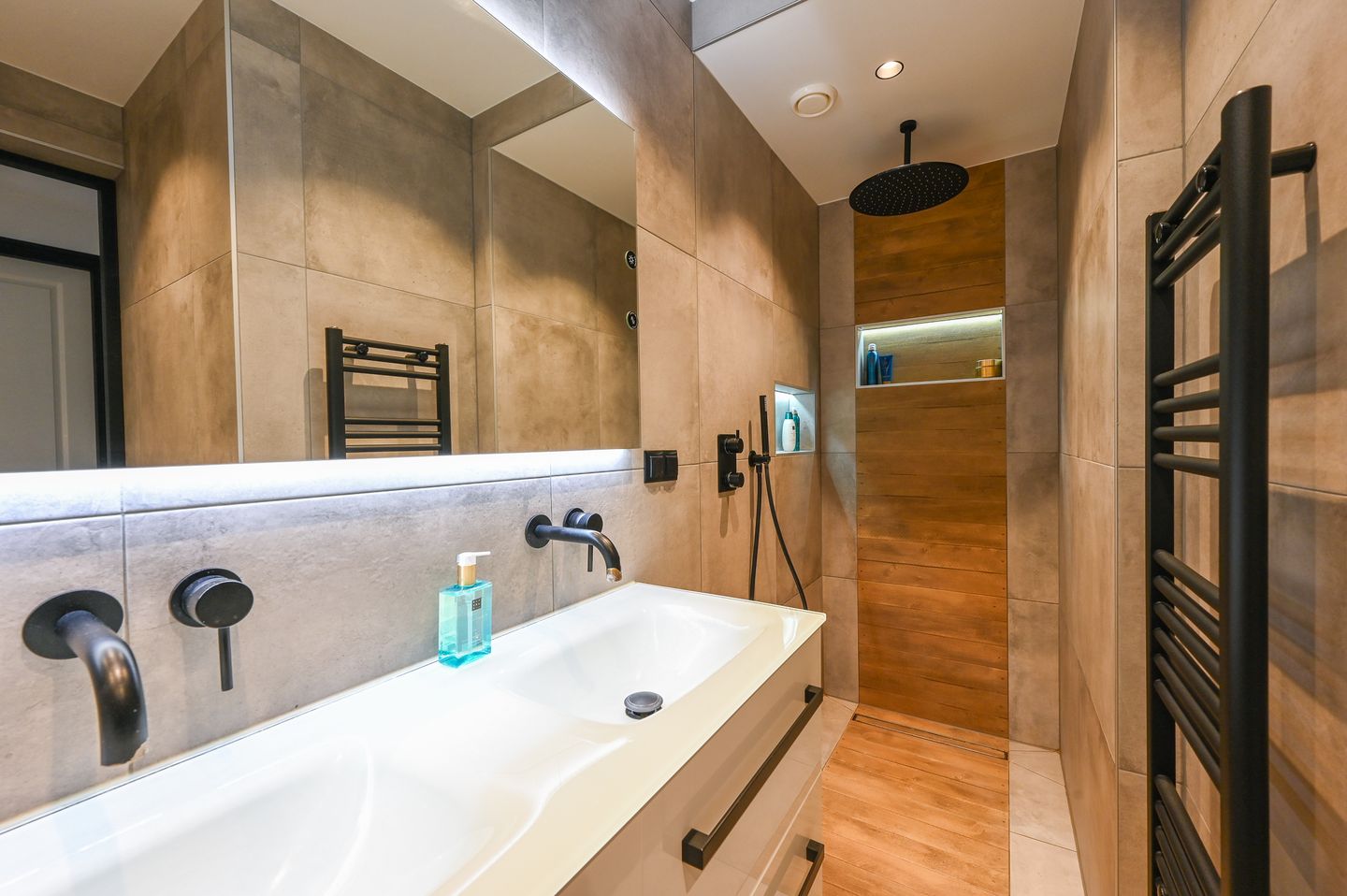 Foto 20 van Veenendaalkade 58