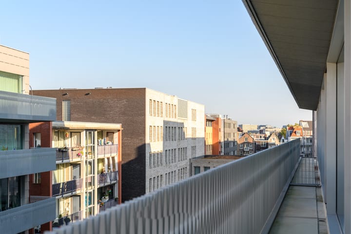 Photo 11 of Valkenburgerstraat 136-D