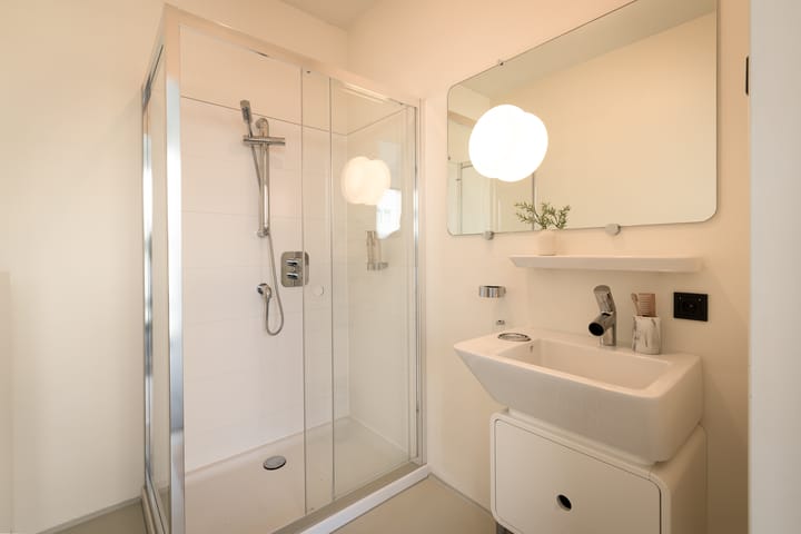 Photo 23 of Valkenburgerstraat 136-D