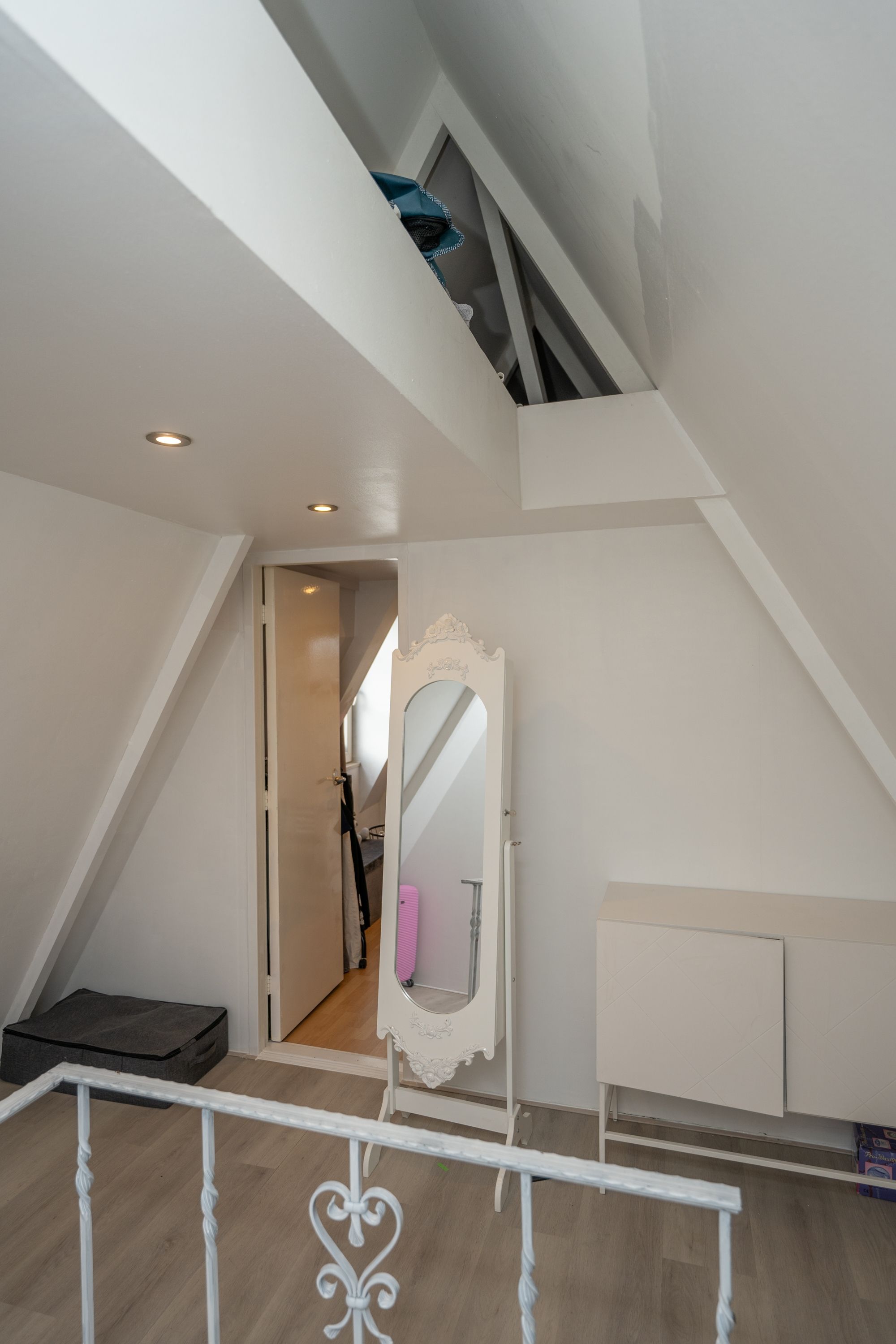 Photo 36 of Burdetstraat 17