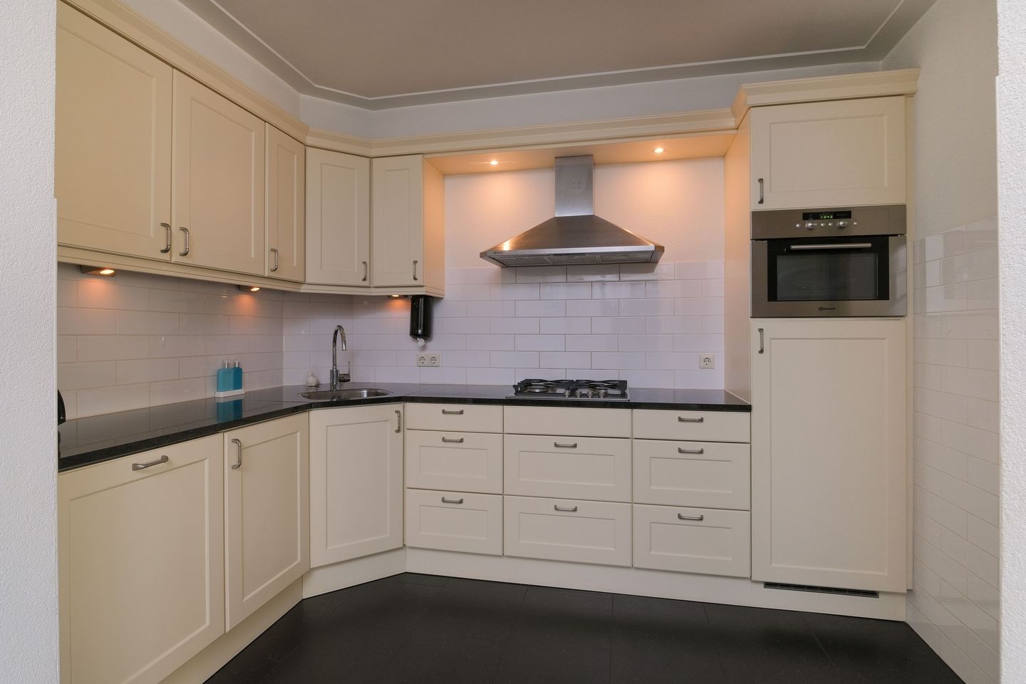 Photo 14 of Dokter J. Veldhuijzen van Zantenstraat 44