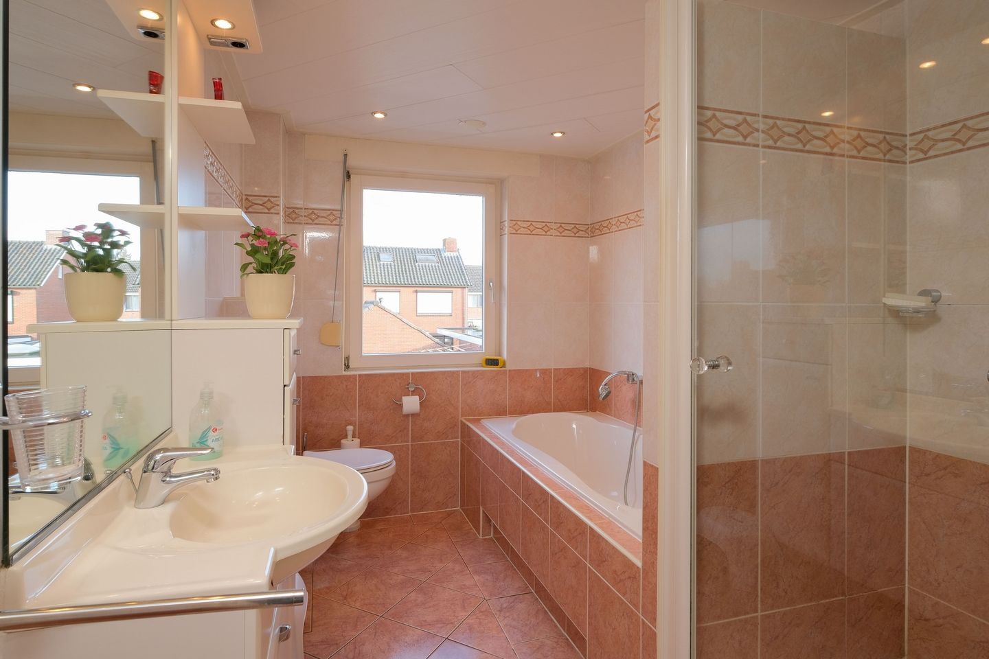 Photo 20 of Dokter J. Veldhuijzen van Zantenstraat 44