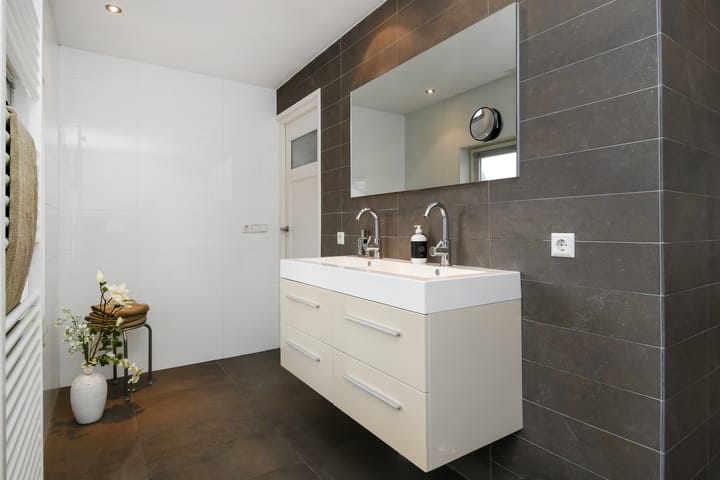 Photo 20 of Burgemeester Uijenstraat 27