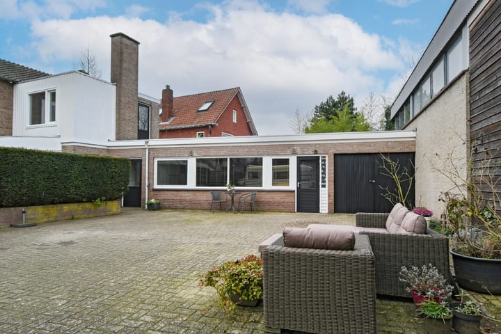 Photo 28 of Burgemeester Uijenstraat 27