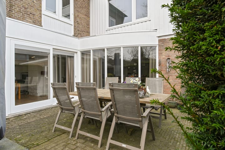 Photo 32 of Burgemeester Uijenstraat 27