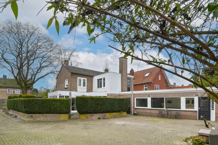 Photo 34 of Burgemeester Uijenstraat 27