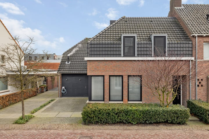 Bekijk foto 1 van Dr van Wamelstraat 9