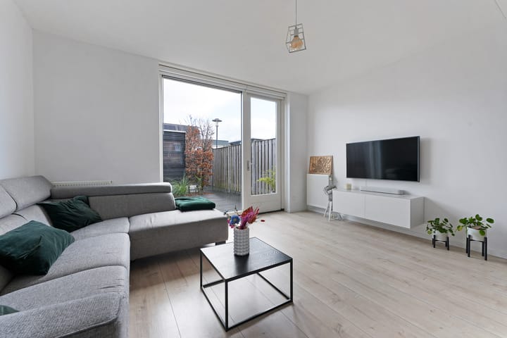 Foto 10 van John Lennonplein 27