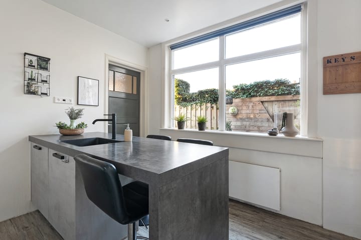 Photo 17 of Jan van Galenstraat 1