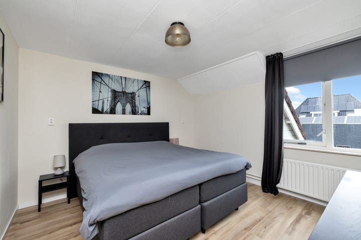 Photo 21 of L. Pietersestraat 65