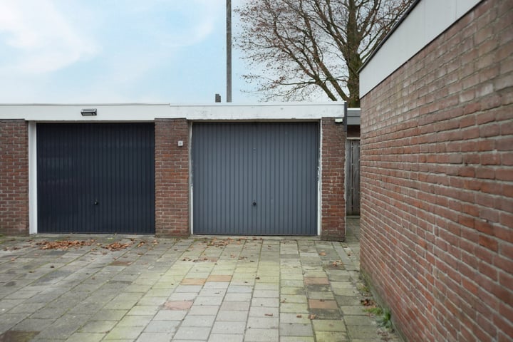 View photo 25 of Koningin Emmastraat 18