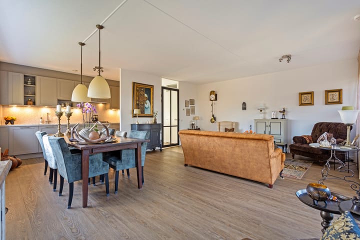 Foto 11 van Veenendaalplein 47