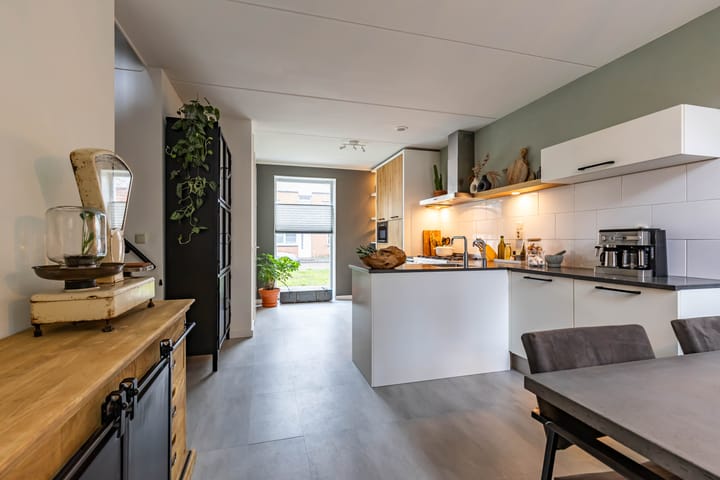 Photo 11 of Bonairestraat 6