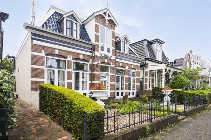 View photo 1 of Haarlemmerstraat 52