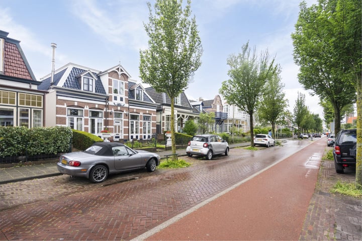 View photo 2 of Haarlemmerstraat 52