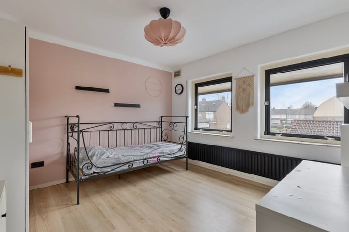 Photo 21 of Meidoornstraat 112