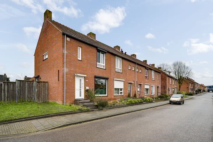 Foto 37 van Burgemeester Magnéestraat 10