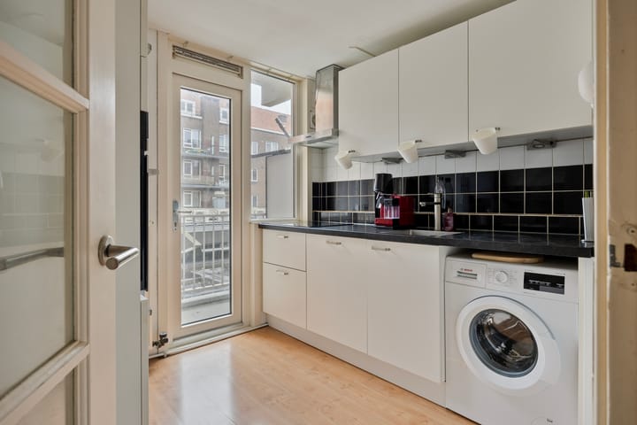 Photo 7 of De Ruyterstraat 10-B