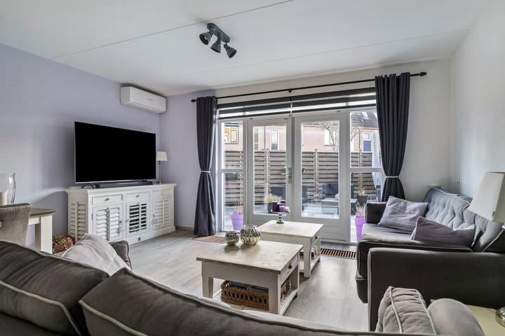 Photo 8 of Karrespoor 1