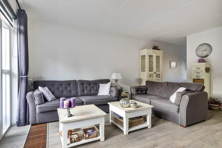 Photo 9 of Karrespoor 1