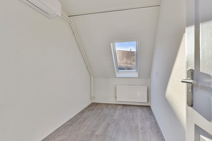 Photo 21 of Karrespoor 1