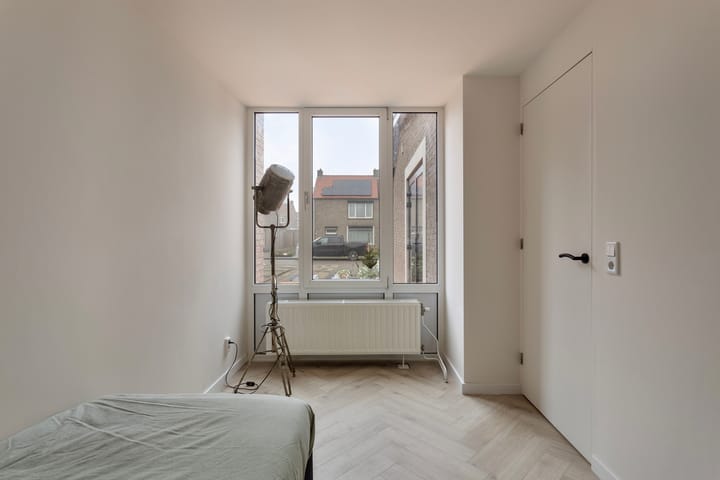 Foto 16 van Burg. Hoenstraat 6-A