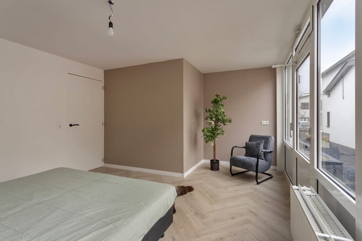 Foto 20 van Burg. Hoenstraat 6-A