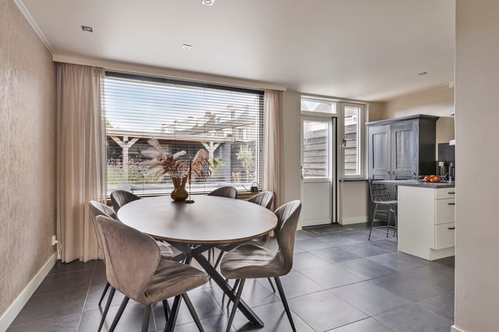 Photo 6 of Meidoornstraat 18