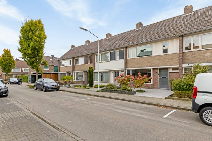 Photo 28 of Meidoornstraat 18