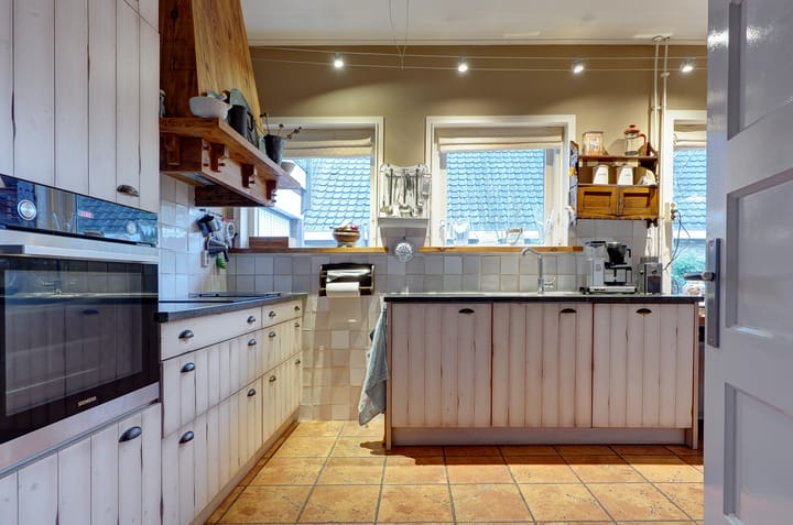 Photo 10 of Laaghalerstraat 8