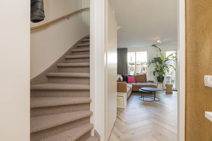 Foto 8 van Van Limburg Stirumstraat 5