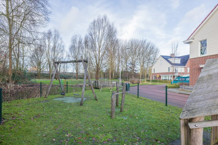 Foto 42 van Van Limburg Stirumstraat 5