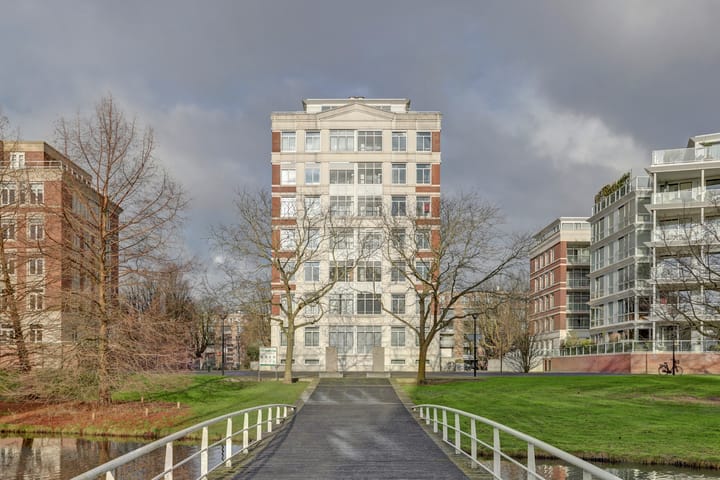 Foto 2 van Burgemeester De Monchyplein 222