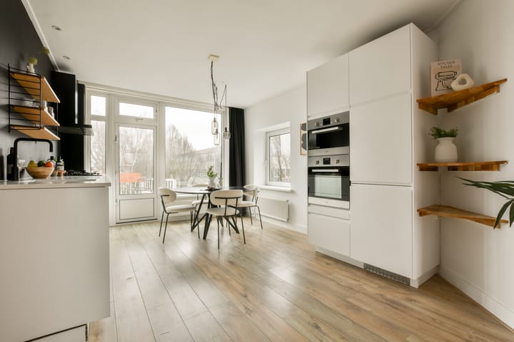 Photo 2 of Johannes van der Waalsstraat 2-2