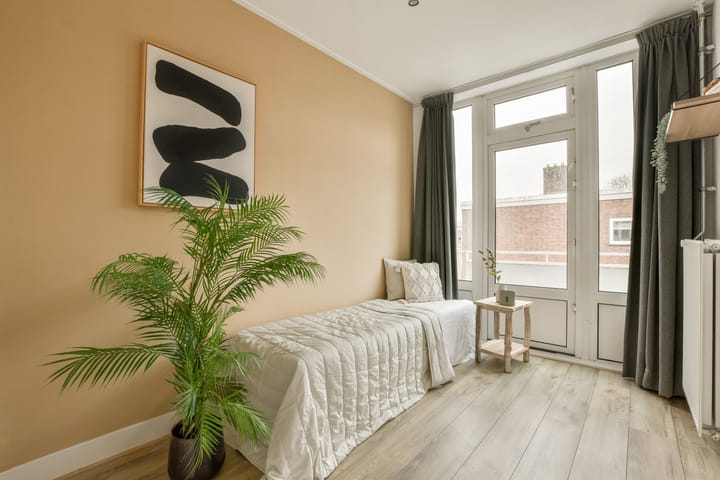 Photo 4 of Johannes van der Waalsstraat 2-2