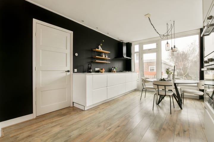 Photo 9 of Johannes van der Waalsstraat 2-2