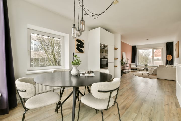 Photo 10 of Johannes van der Waalsstraat 2-2