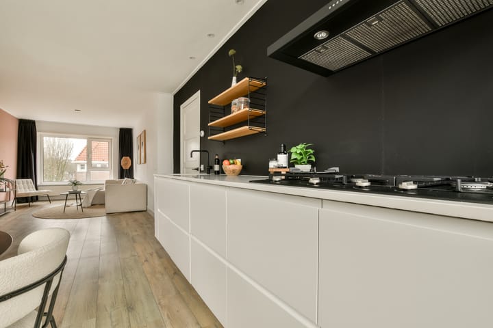 Photo 11 of Johannes van der Waalsstraat 2-2