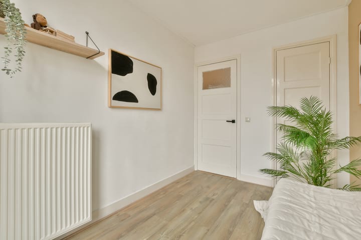 Photo 17 of Johannes van der Waalsstraat 2-2