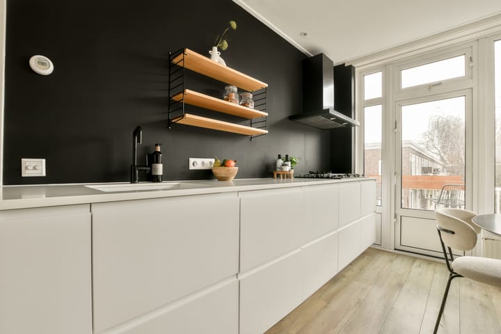 Photo 12 of Johannes van der Waalsstraat 2-2